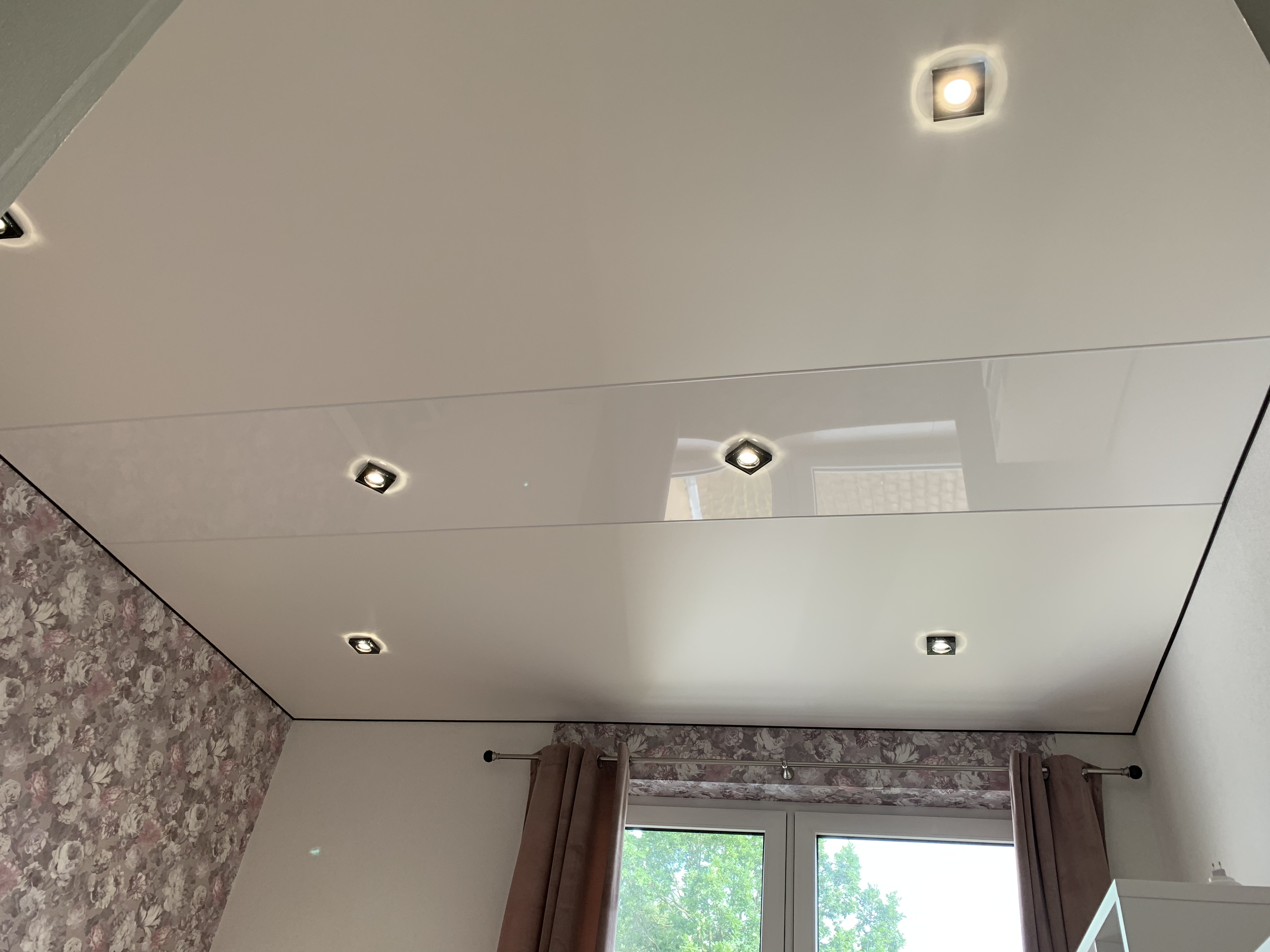 Schlafzimmer mit einer Spanndecke