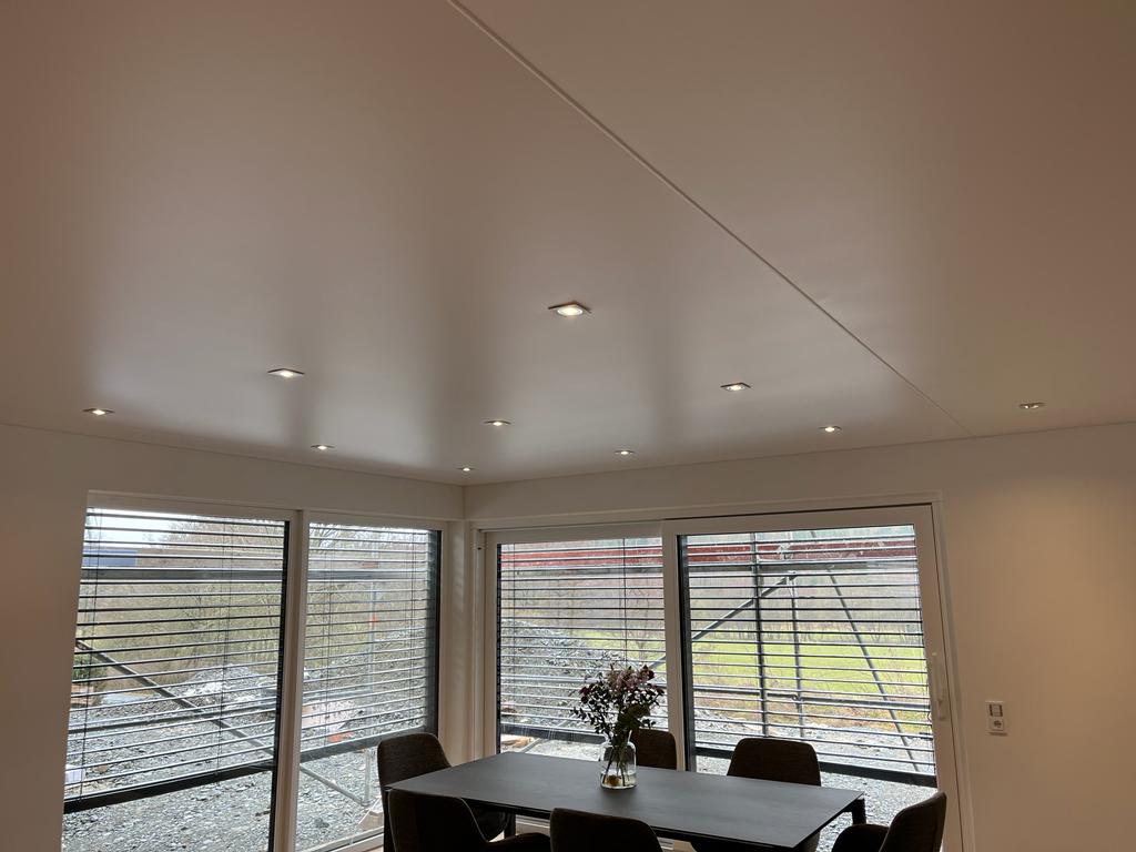 Satin Spanndecke im Esszimmer tragen zu einer schönen Optik bei.